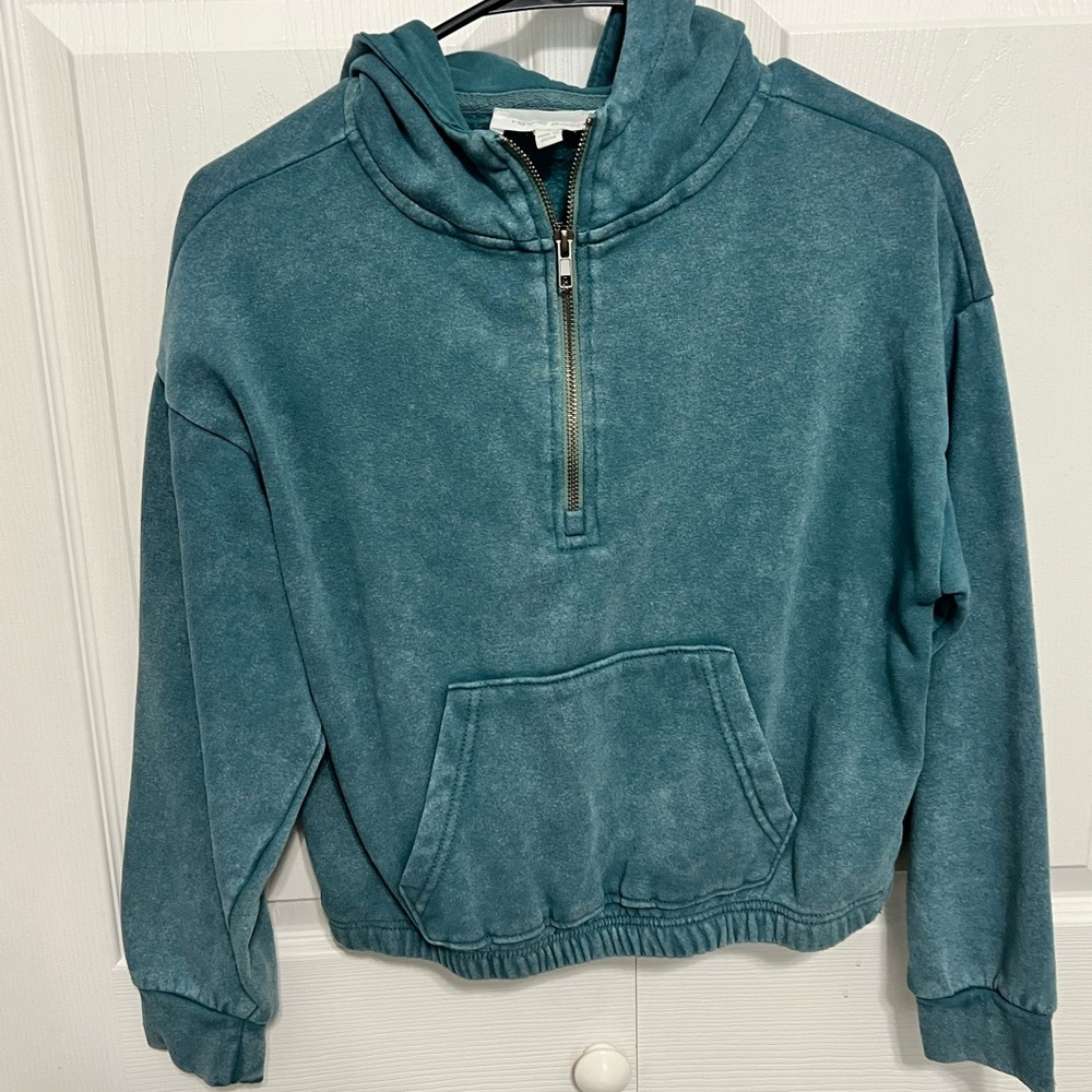 Quarter Zip semi cropped hooded pullover.